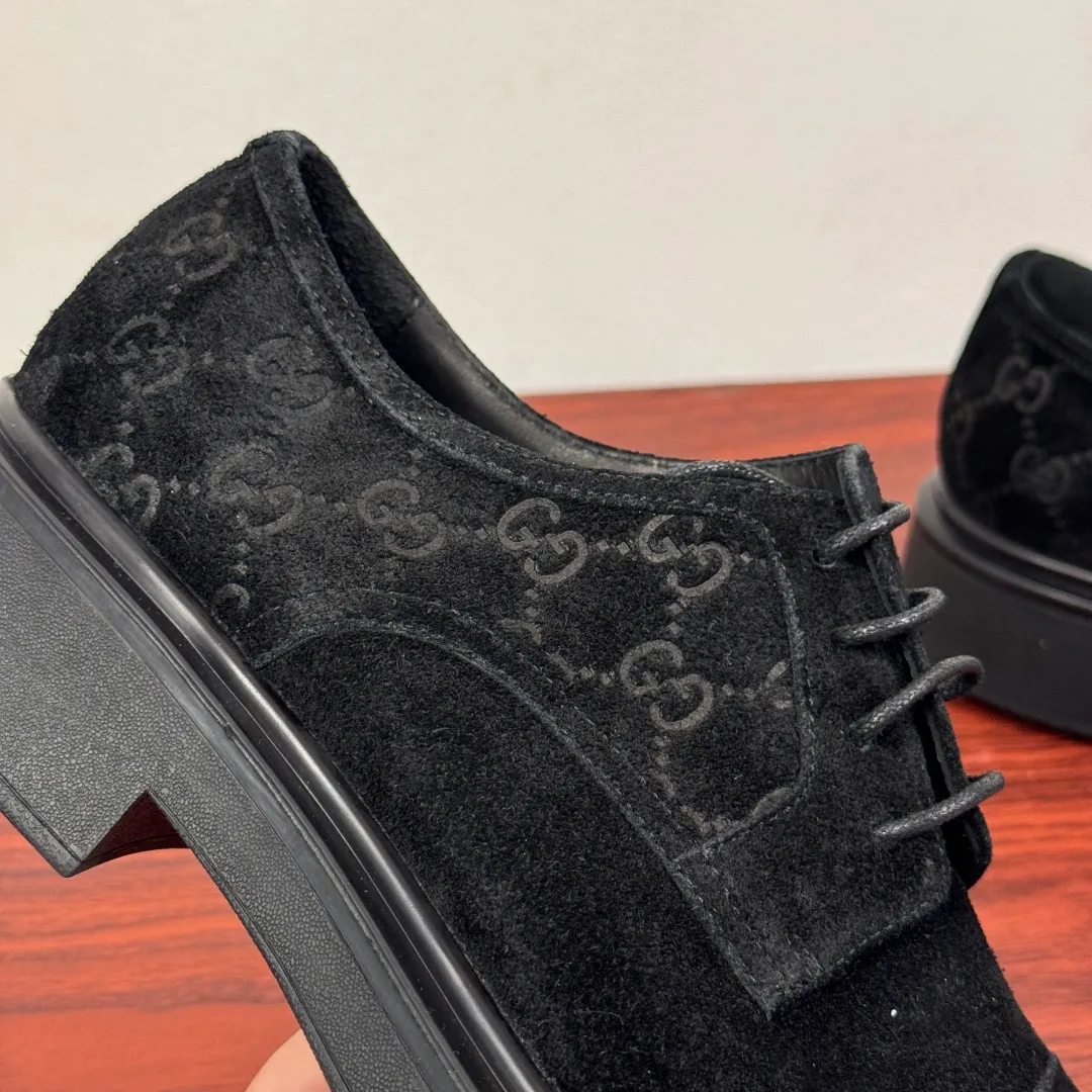 Batch 780 Gucci/Gucci new men's lace-up shoes with GG details, suede leather derby shoes! Rooted in the brand's heritage, these men's lace-up shoes are crafted from suede calfskin and embellished with GG-print embossed suede details in homage to Gucci's iconic monogram. The rubber sole decorated with GG pattern adds a touch of modern fashion to this design. Typical three-joint style design. European and American classic version, full calfskin lining. The overall upper texture is soft and the lining is comfortable and breathable. 2CM thickened soft rubber sole, easy to control. Versatile and stylish upper foot, multiple colors available to meet different matching needs, complete package! Size: 39-40-41-42-43-44 leather shoe size (38.45 can be customized) Item number: 7826Z suede black